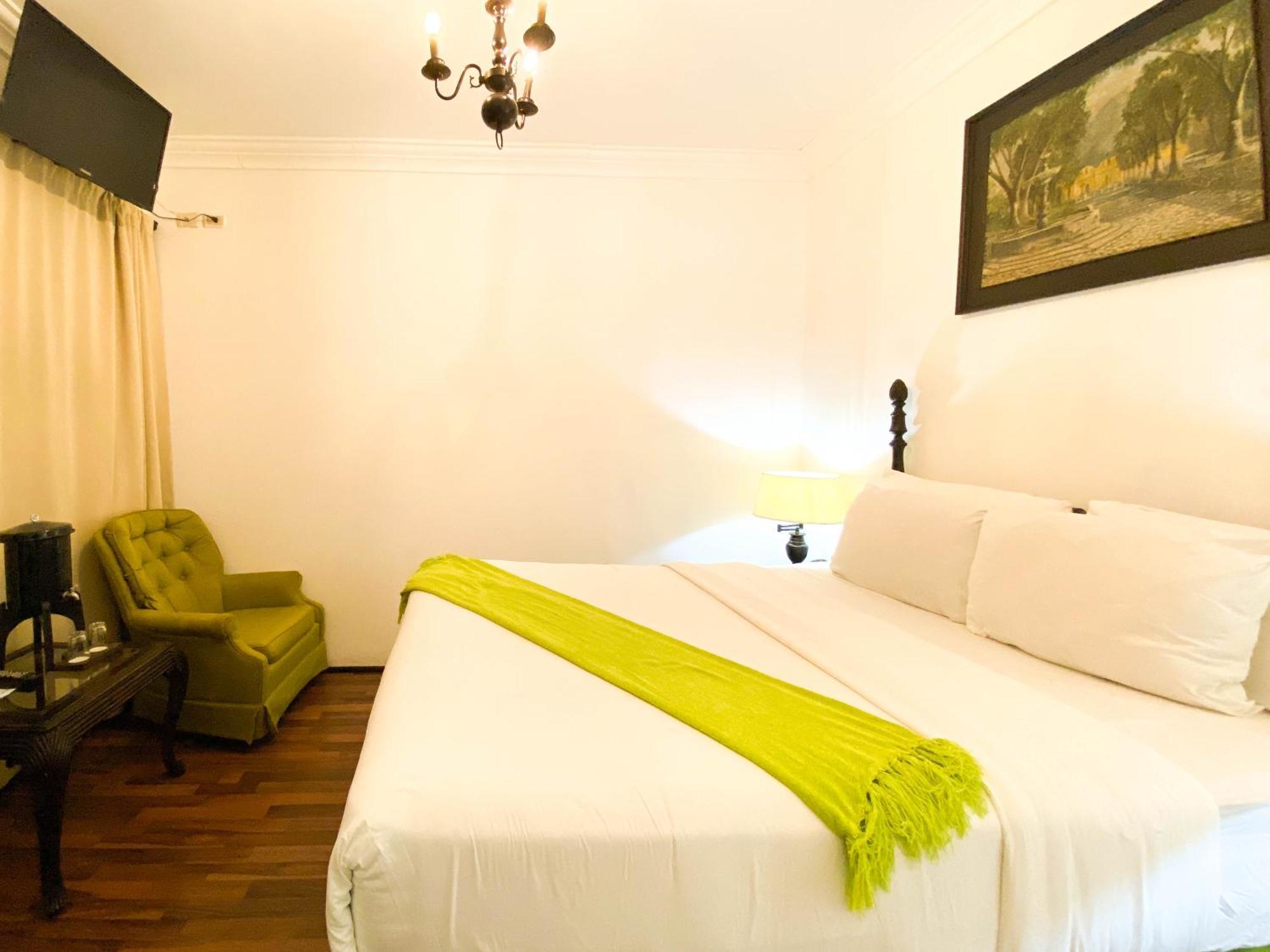 Habitación con cama grande