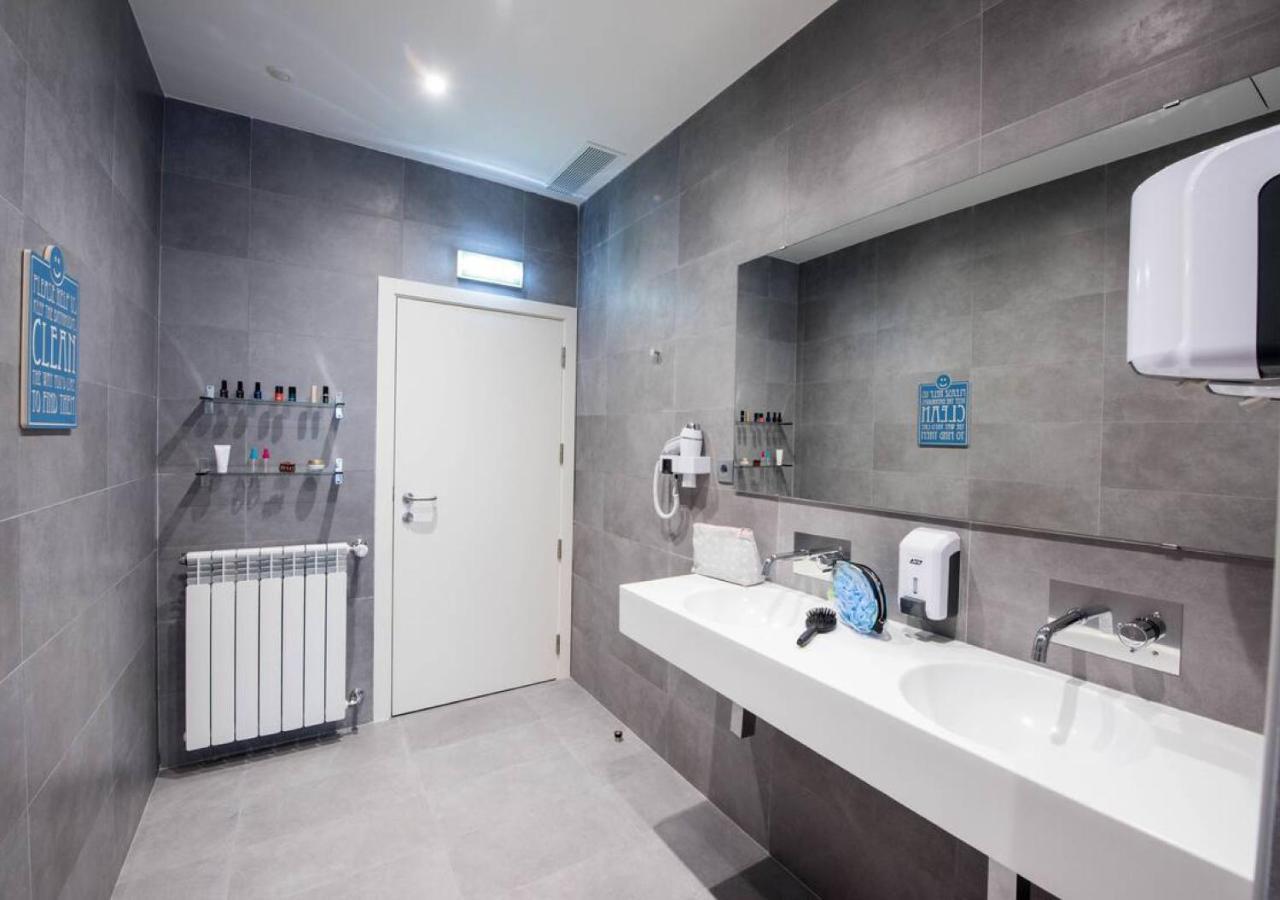 Cama en habitación compartida mixta de 8 camas con baño privado