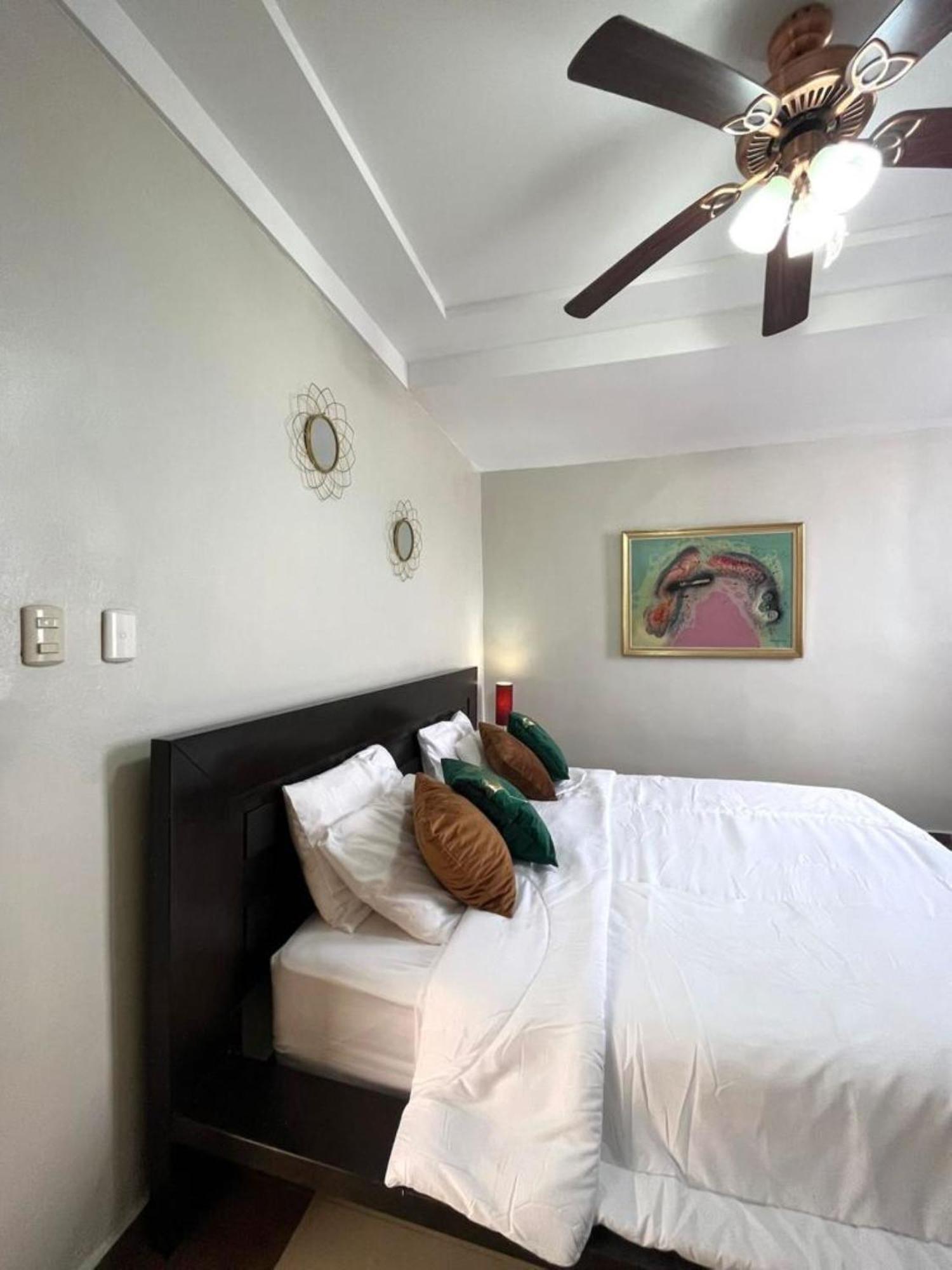 Habitación con cama grande