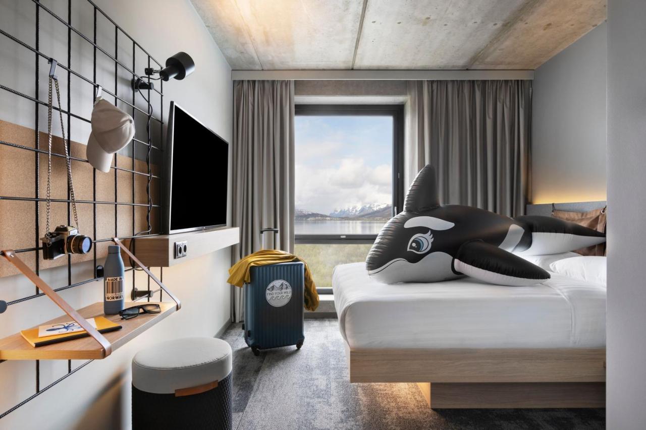 Habitación con cama grande y vistas al mar