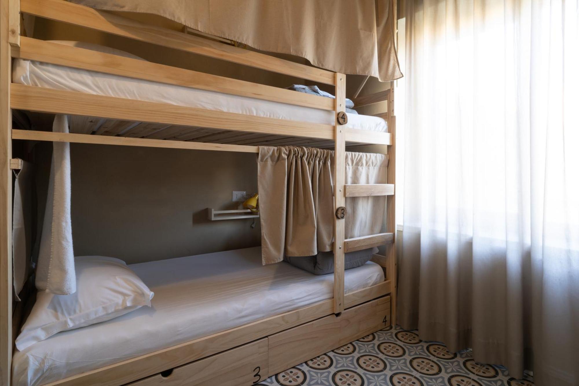 Cama en habitación femenina compartida de 4 camas