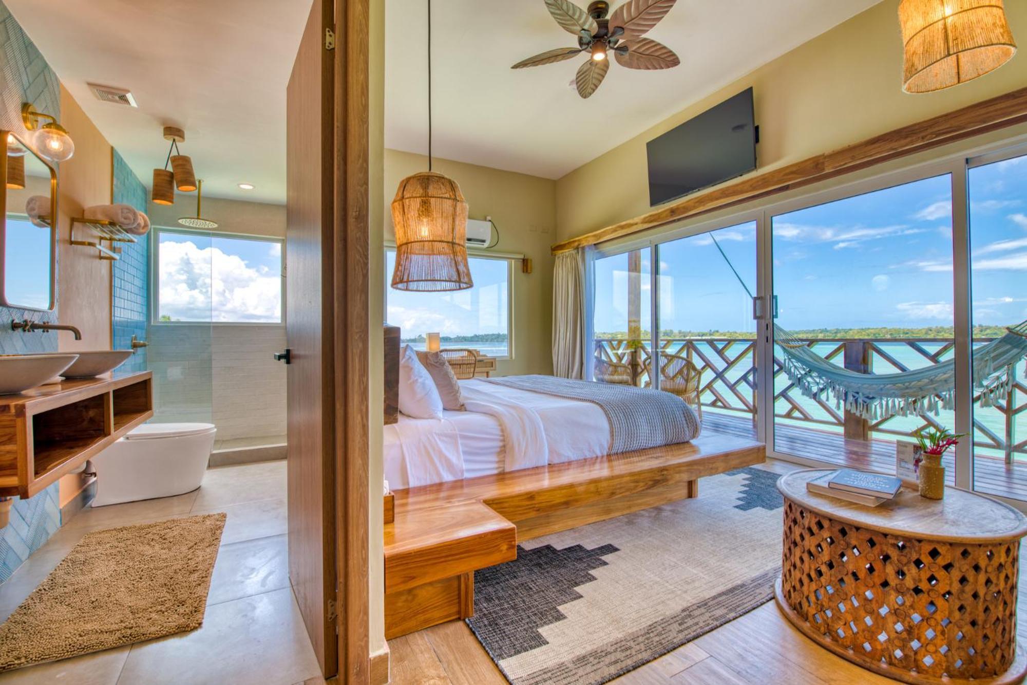 Suite con cama extragrande y vistas al mar