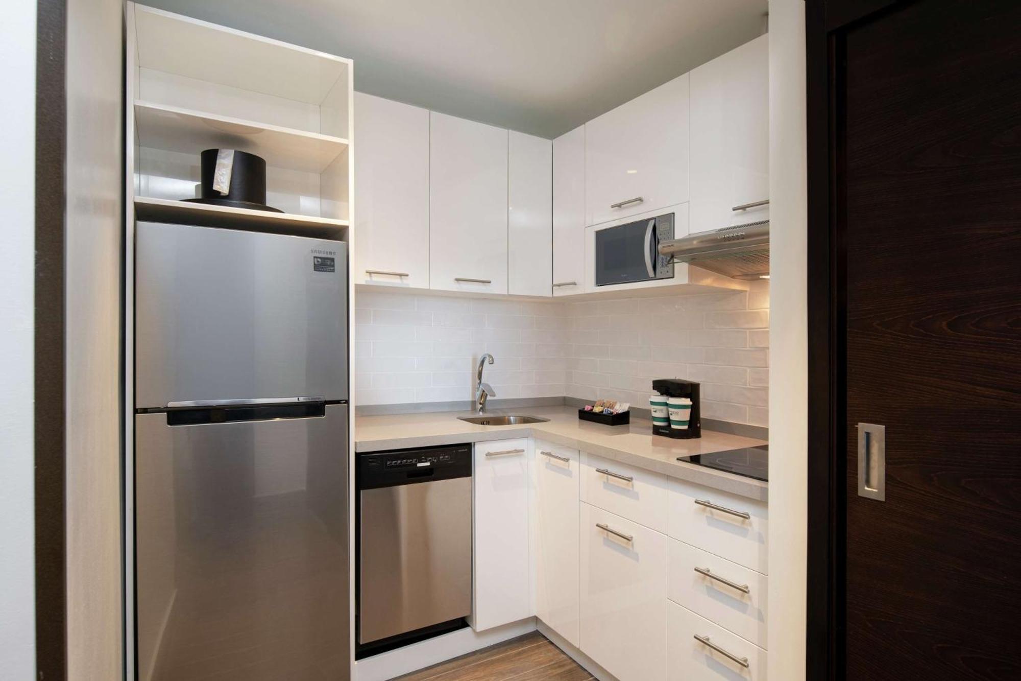 Queen Corner Studio with City View,1546962607:JPEG