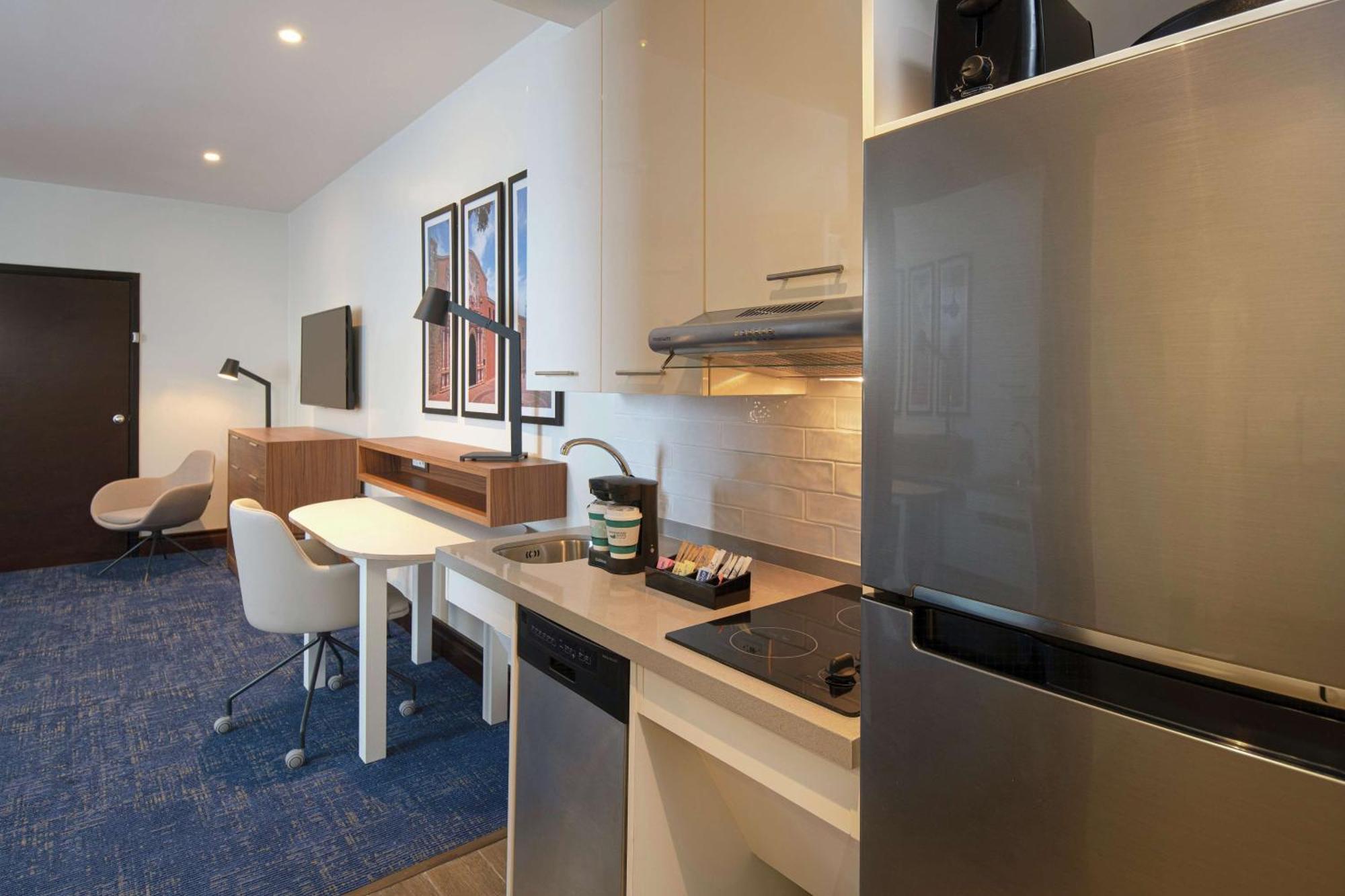 Queen Studio with Roll-In Shower - Mobility Access/Non-Smoking,1546962661:JPEG