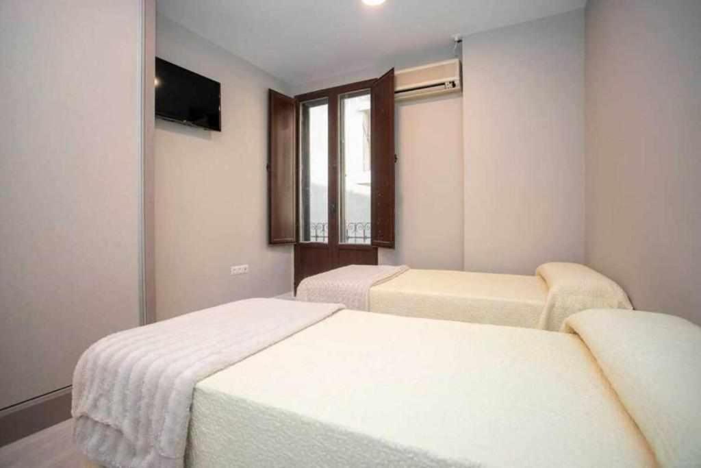 Twin Room,1559312968:JPEG