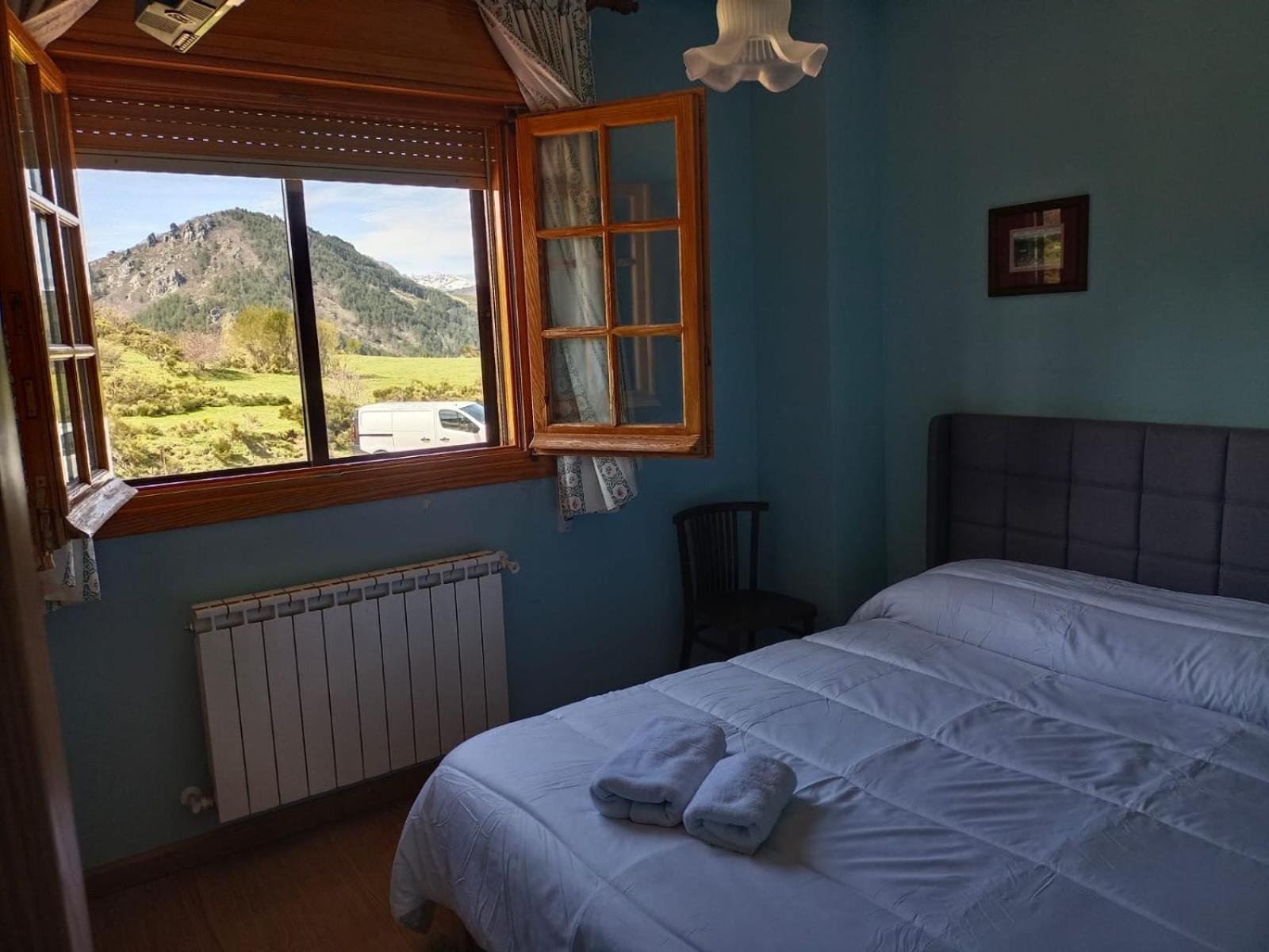 Habitación con cama grande