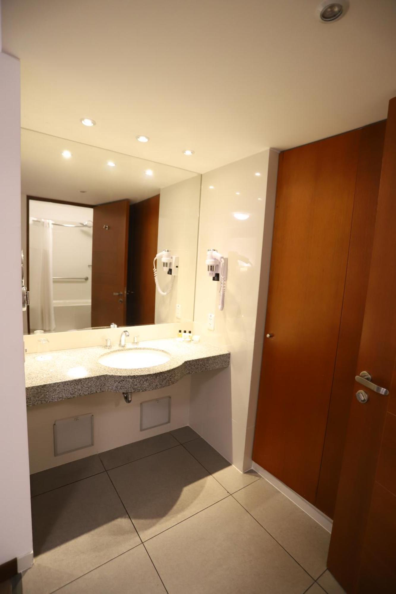 Habitación adaptada para personas con movilidad reducida - Cama grande