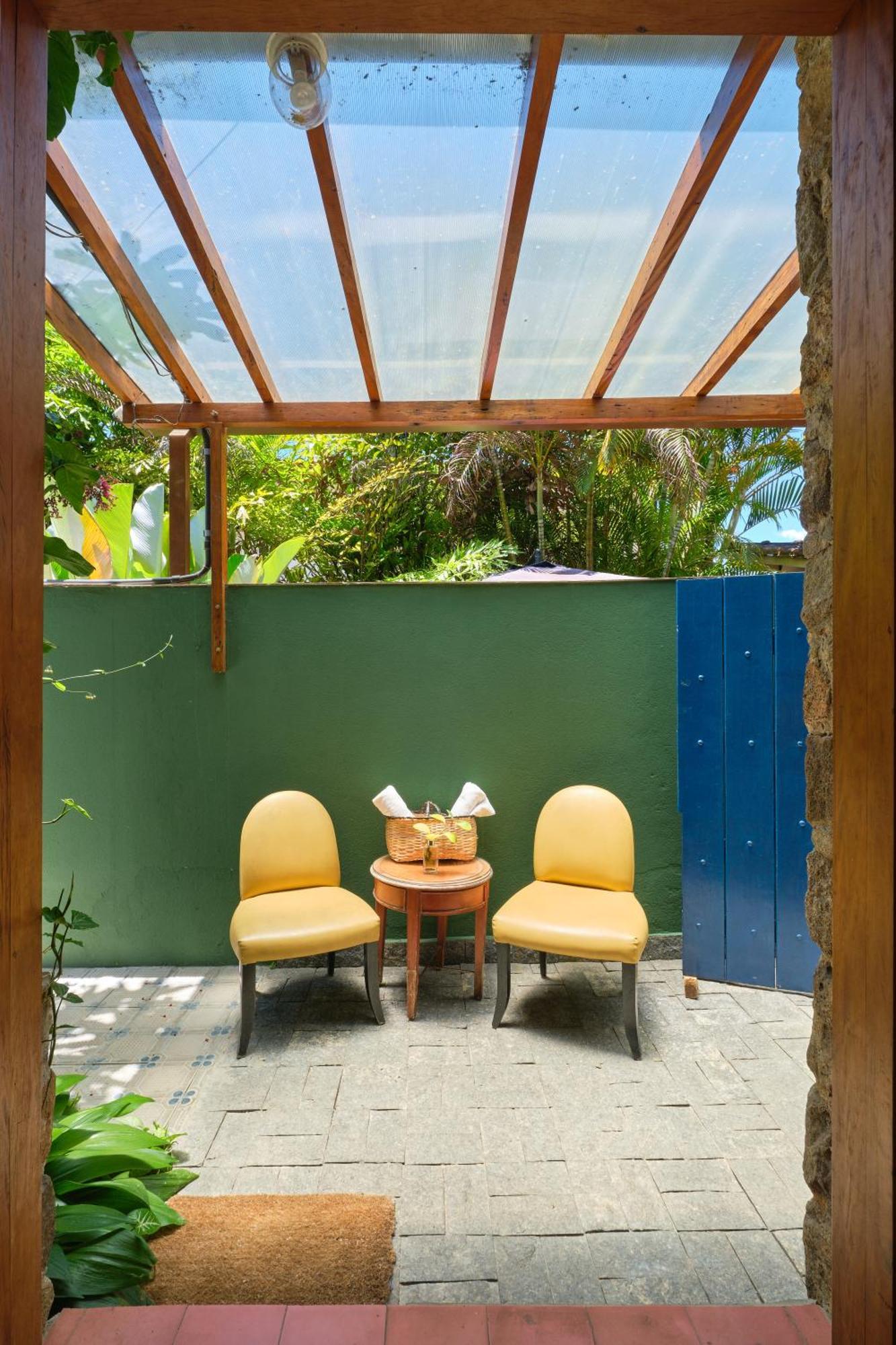 Habitación con cama grande y bañera de hidromasaje