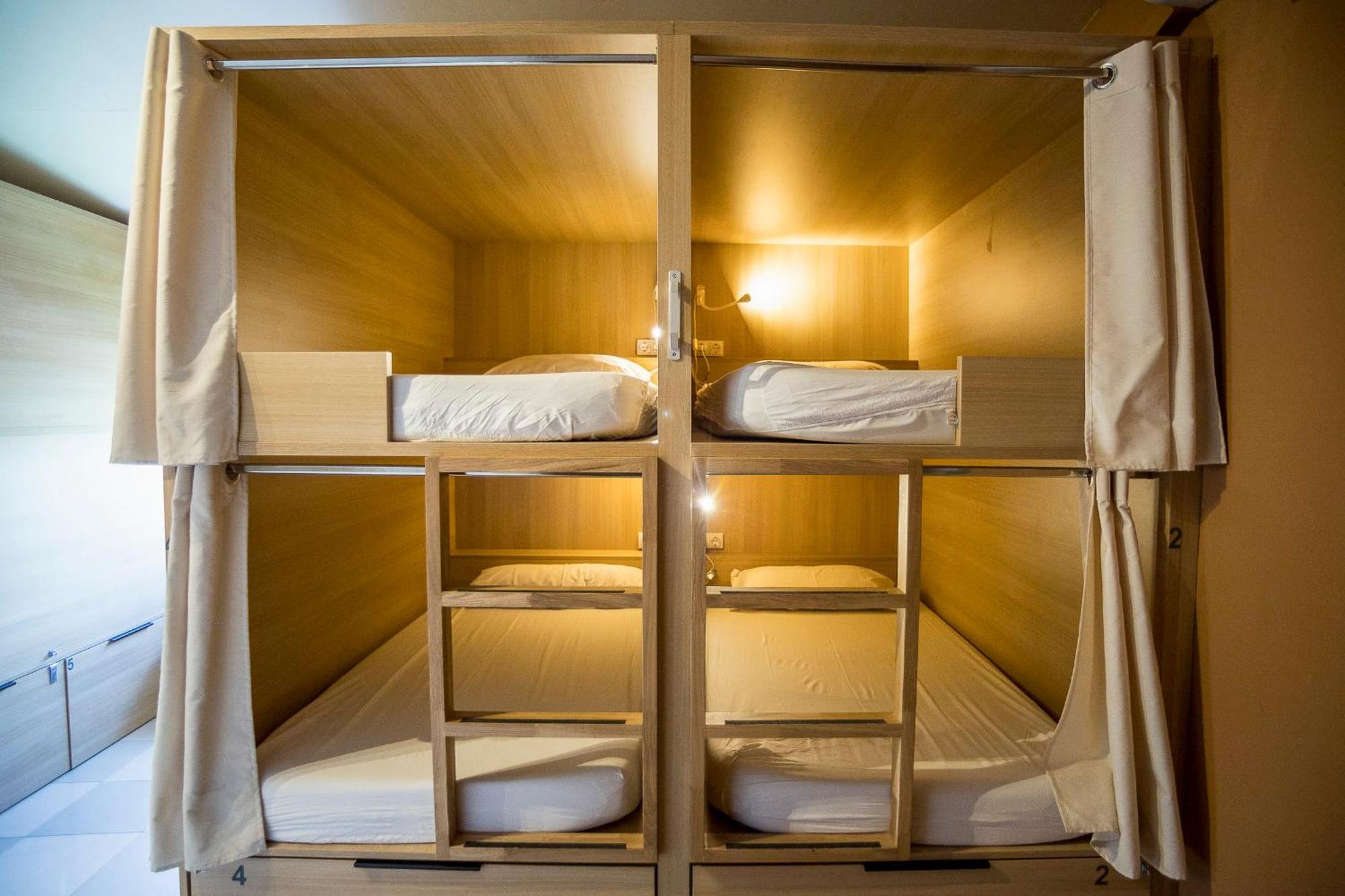 Litera en una habitación compartida femenina