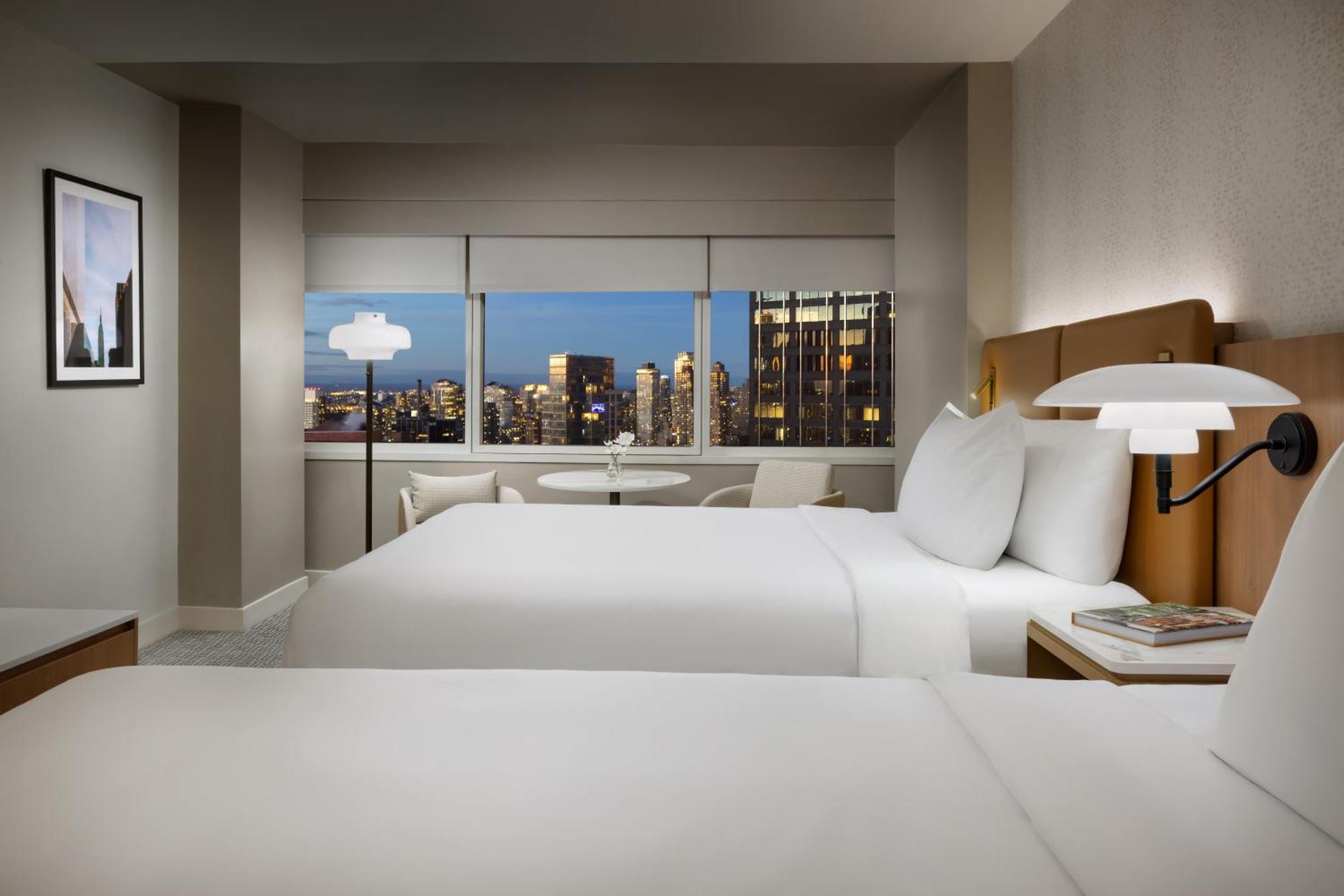 Habitación con 2 camas grandes y vistas a la ciudad