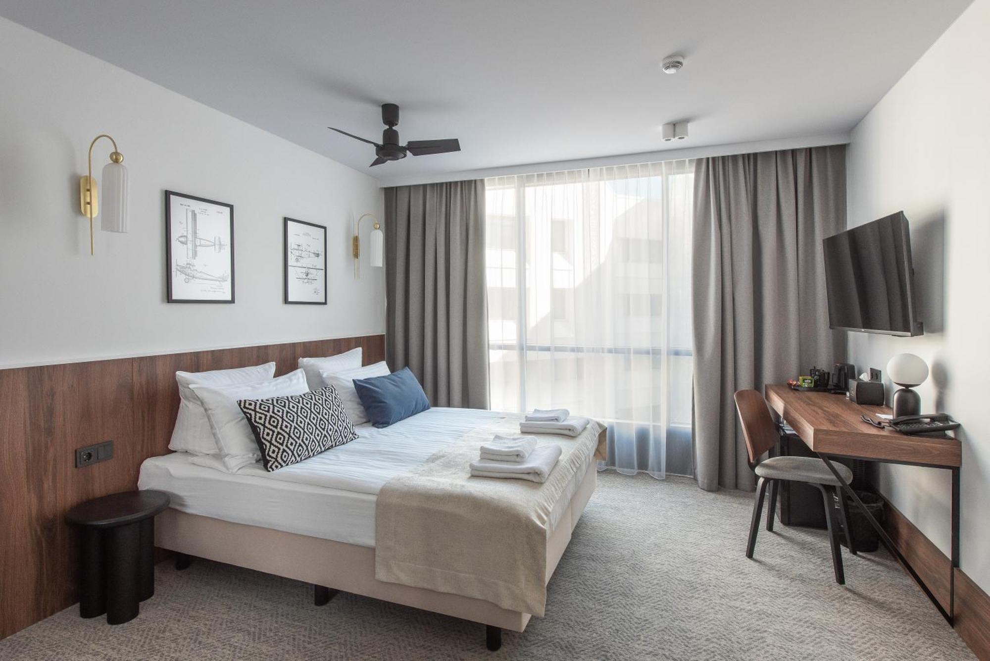 Deluxe Room,1676737385:JPEG