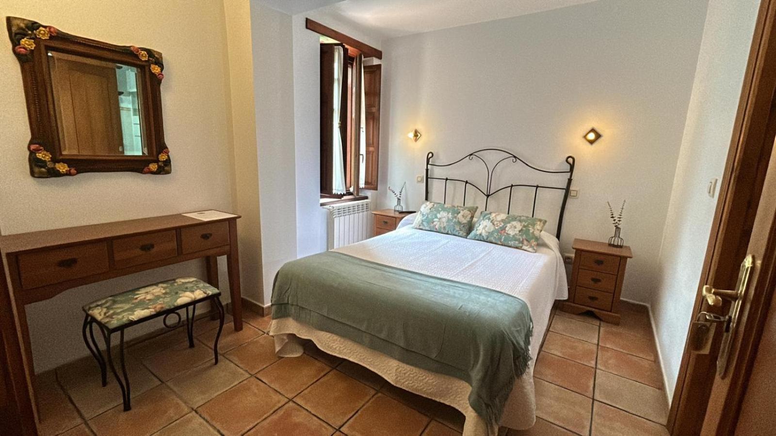 Habitación con cama grande