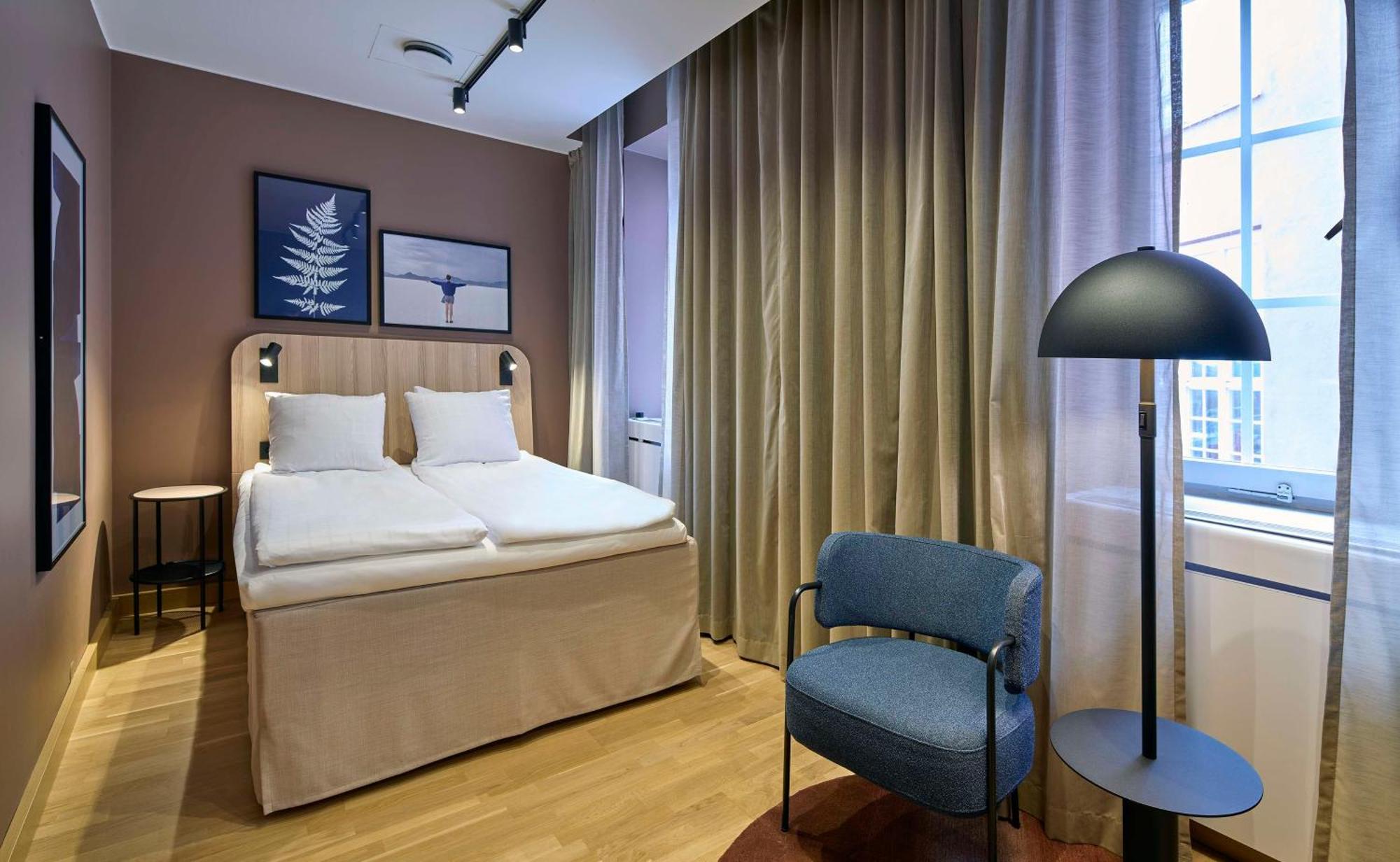 Habitación con cama grande
