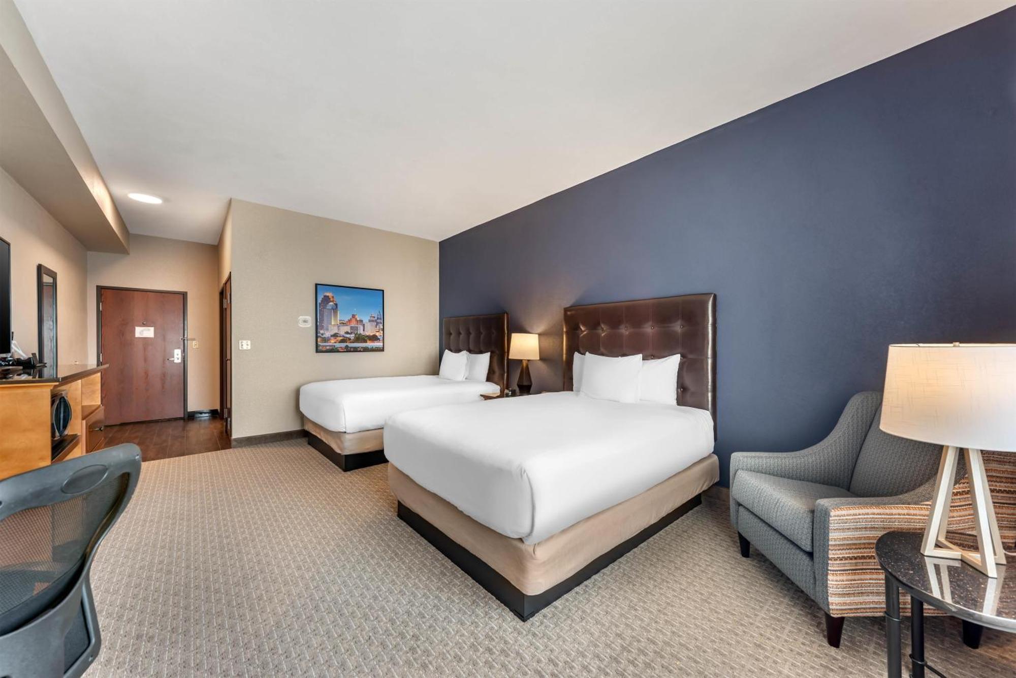 Deluxe Queen Room Two Queen Beds – High Floor,1722956791:JPEG