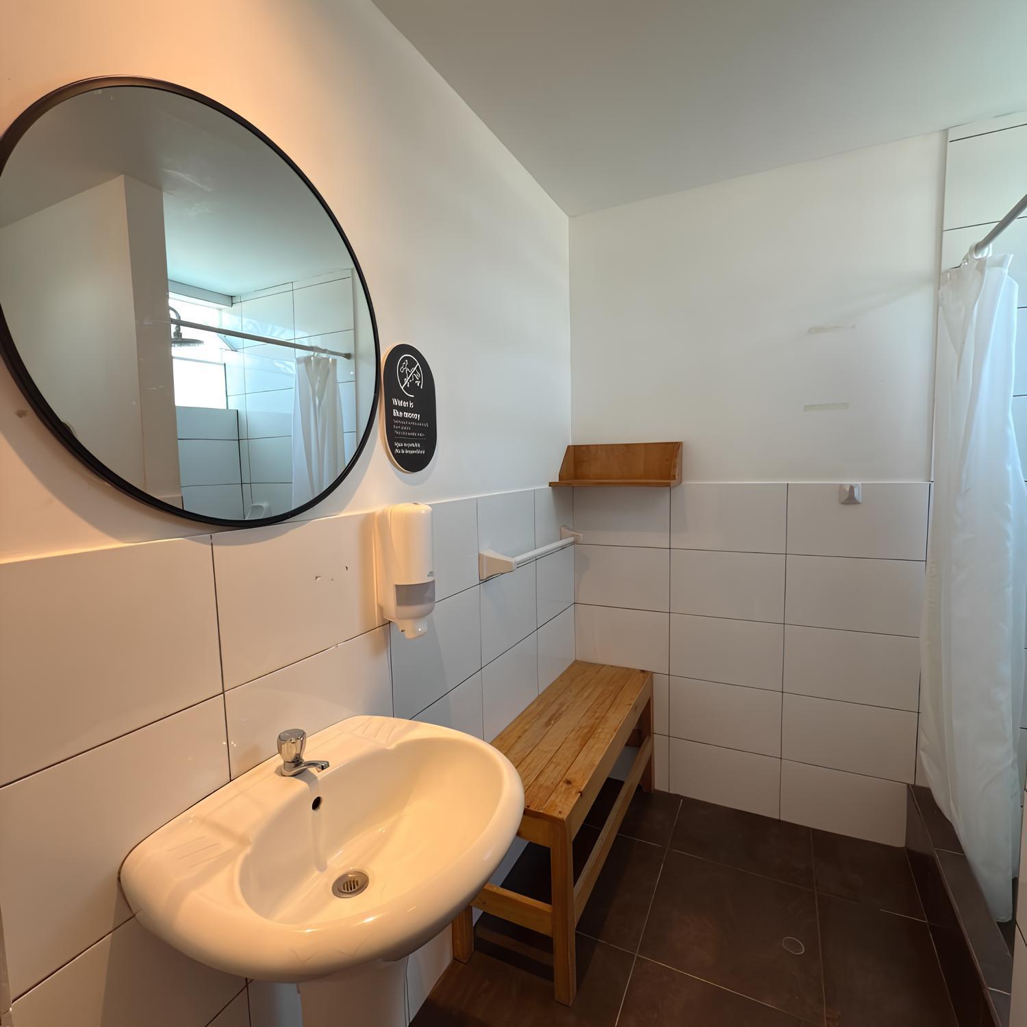 Cama en dormitorio compartido de 8 camas con baño privado