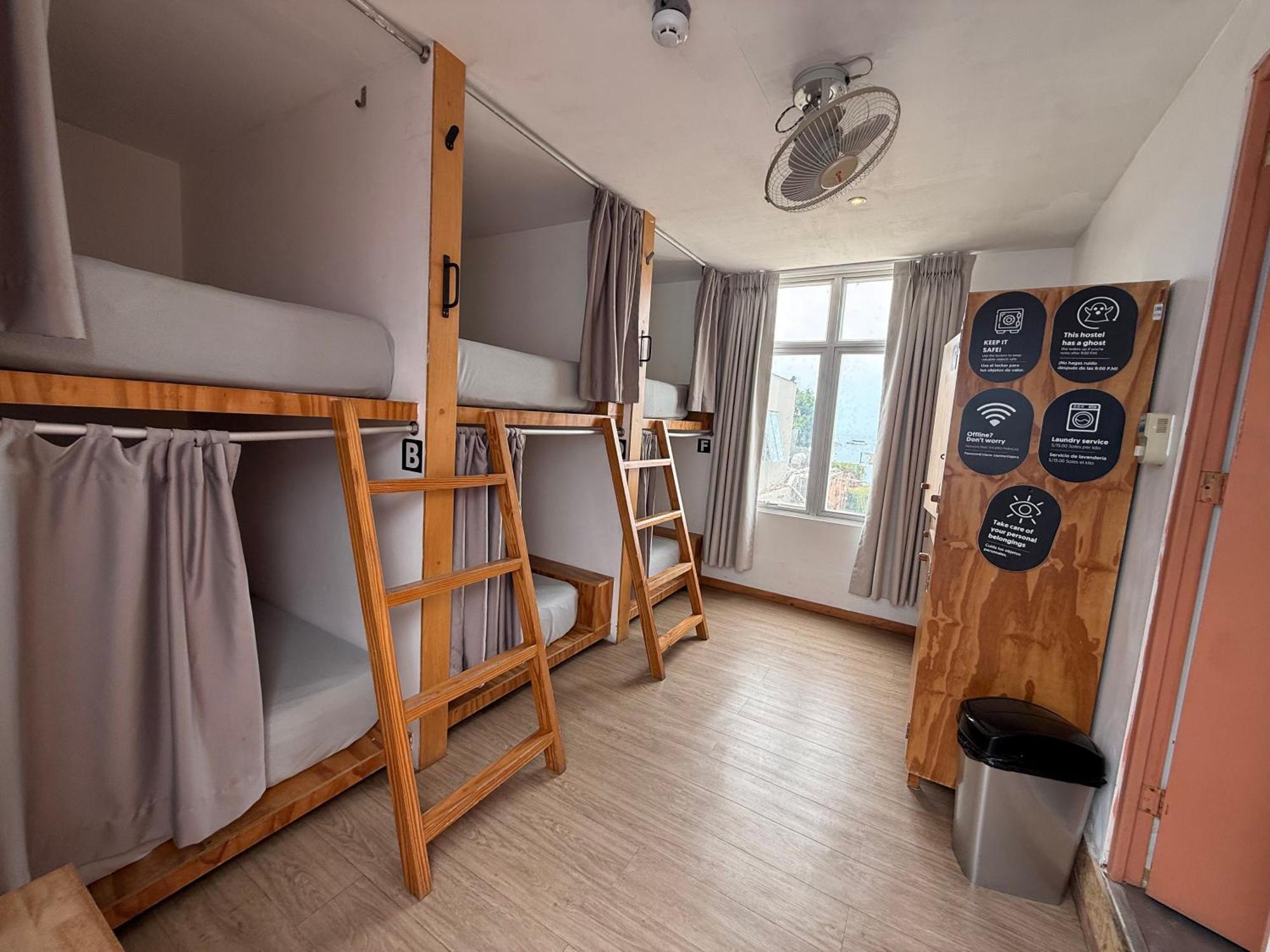Cama en habitación compartida de 6 camas con baño privado