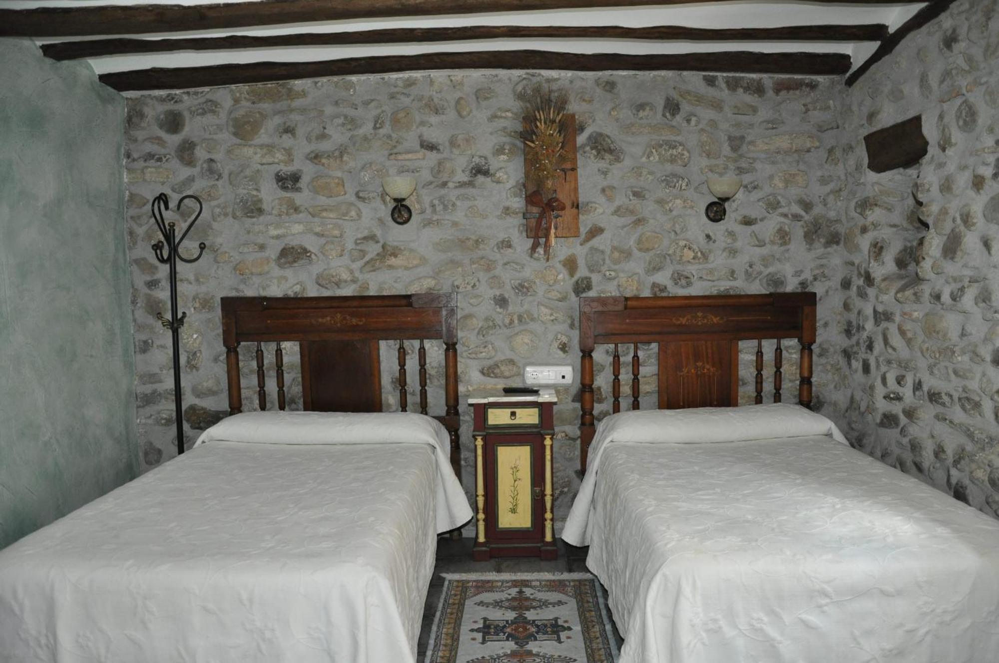 Twin Room,1756661580:JPEG