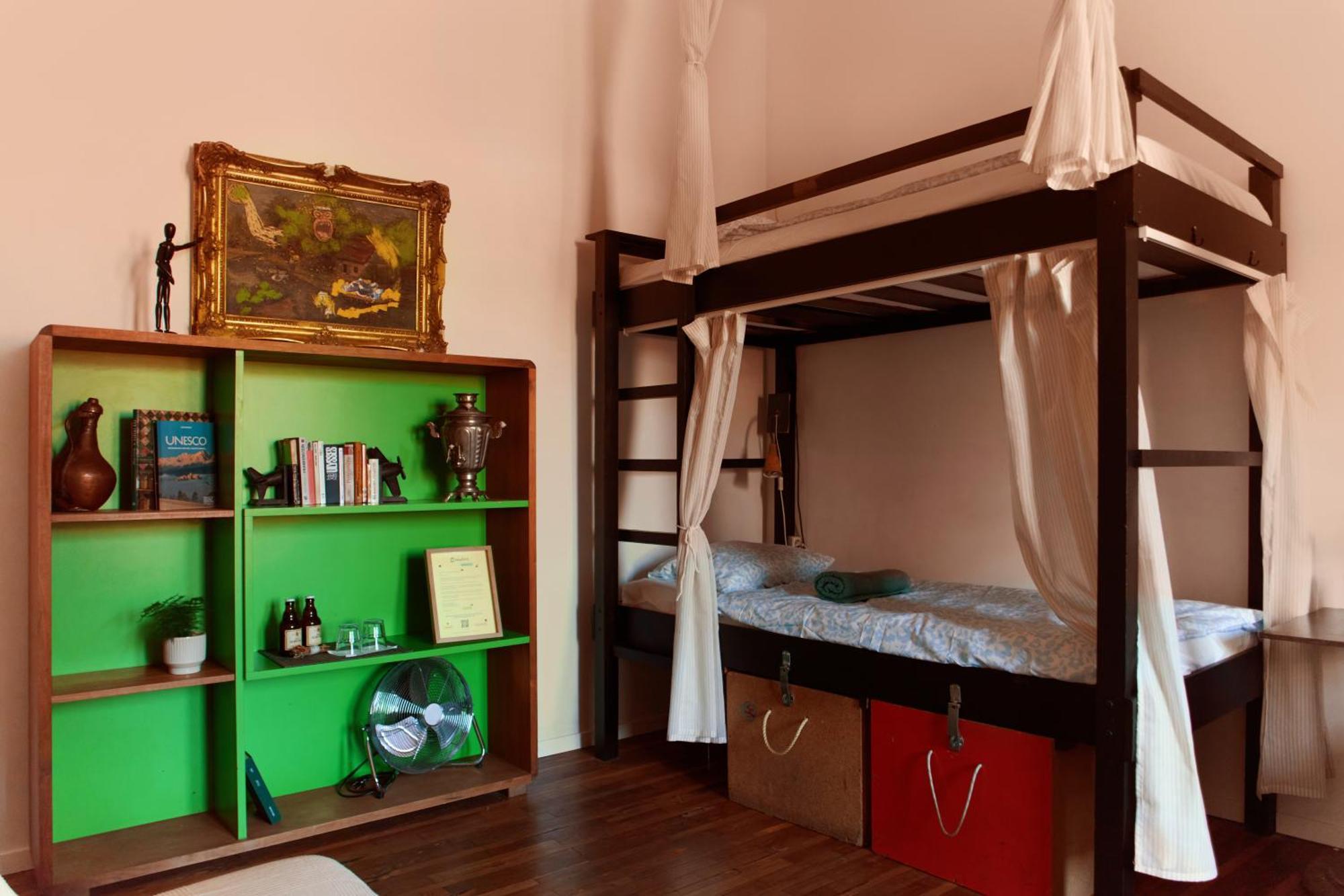 Cama en habitación compartida mixta de 6 camas