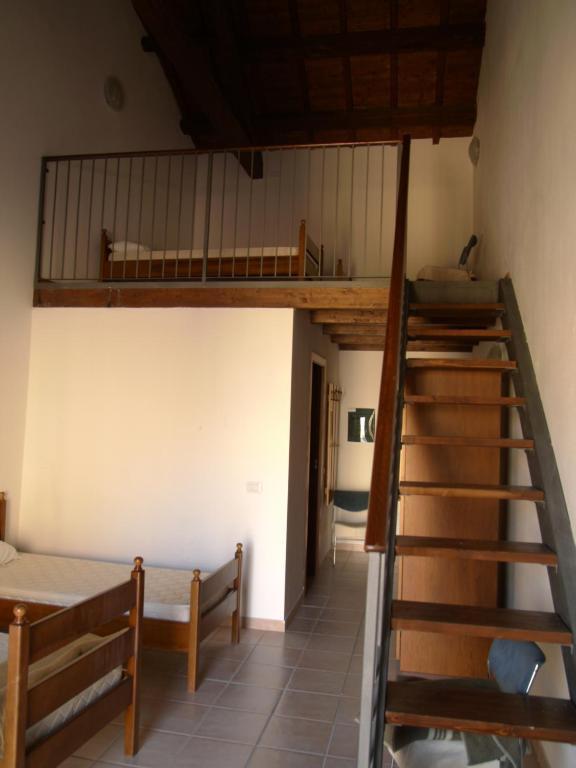 Cama en habitación compartida masculina de 6 camas