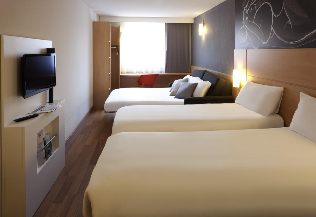 Habitación Familiar con sofá cama y 2 camas individuales