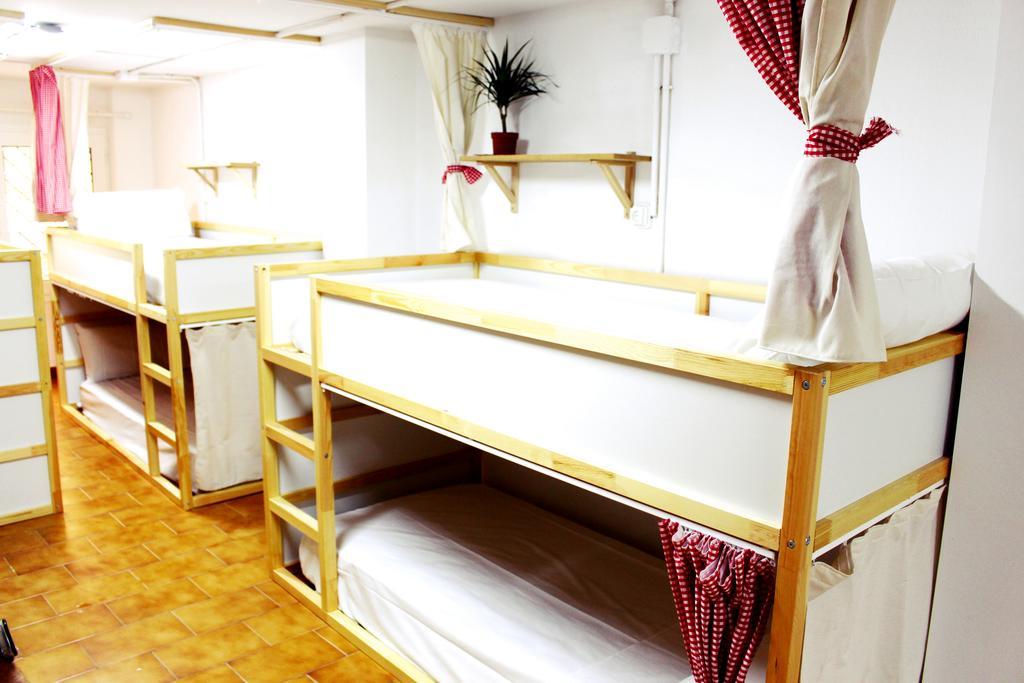Cama en habitación compartida femenina de 10 camas