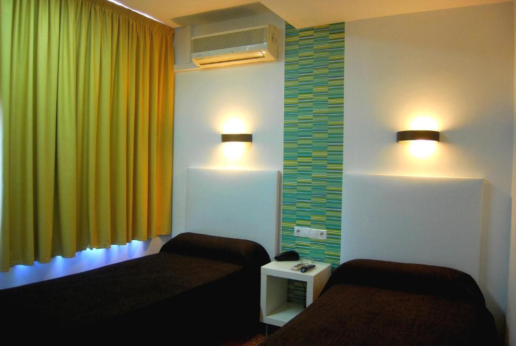 Single Room,641236278:JPEG