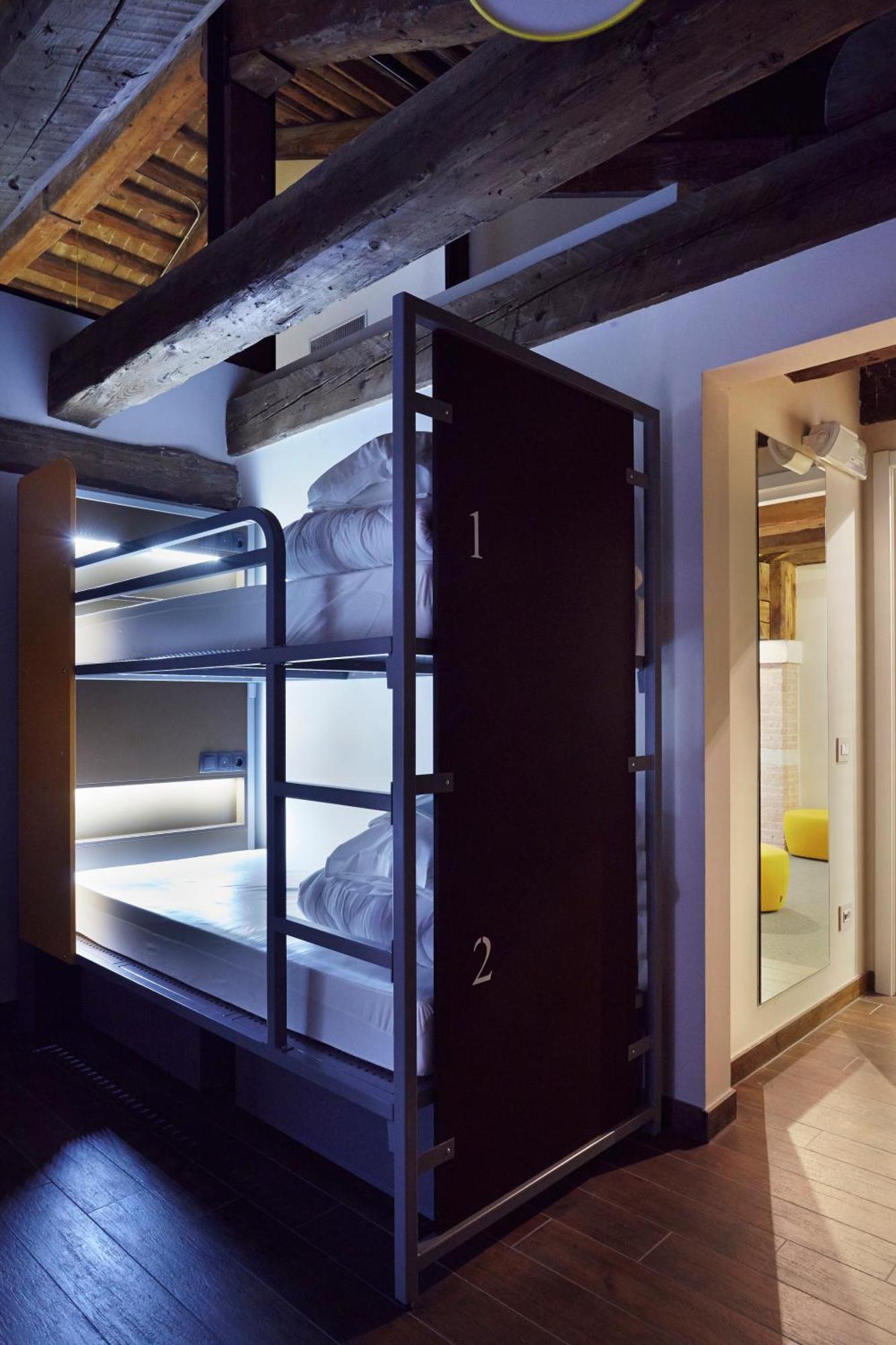 Cama en habitación compartida de 7 camas con baño compartido