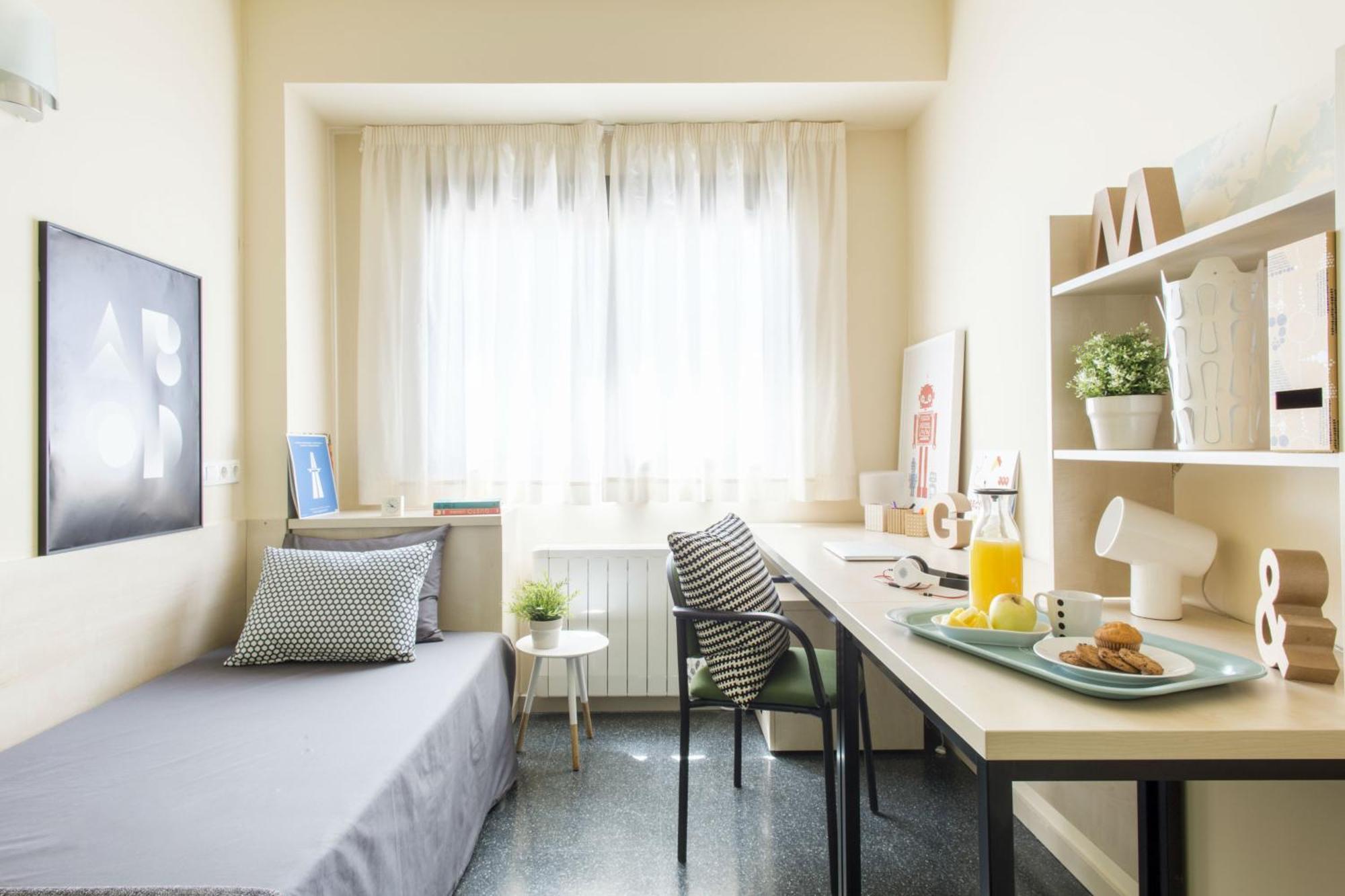 Studio (1 Adult),701414005:JPEG