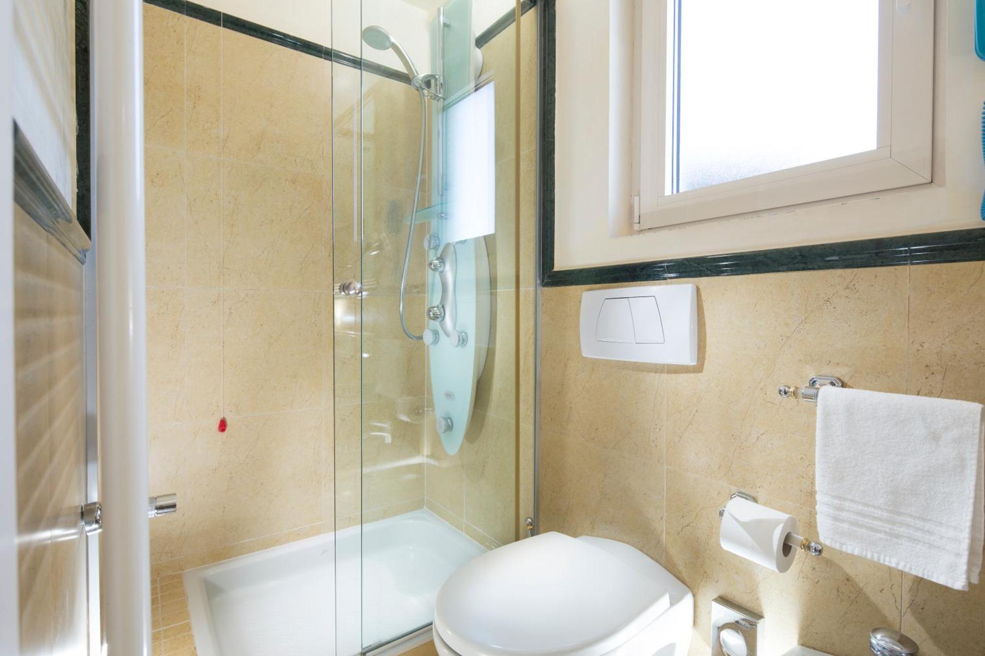 Habitación con cama grande y bañera de hidromasaje