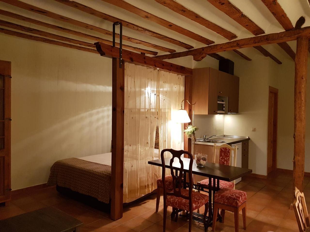 Studio (2 Adults),718640221:JPEG