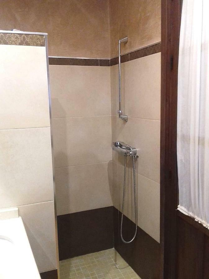 Habitación con cama extragrande.