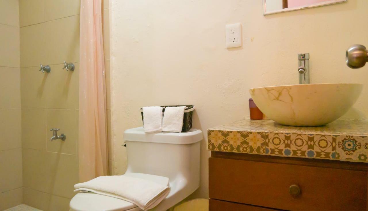 Suite con cama extragrande y vistas a la piscina