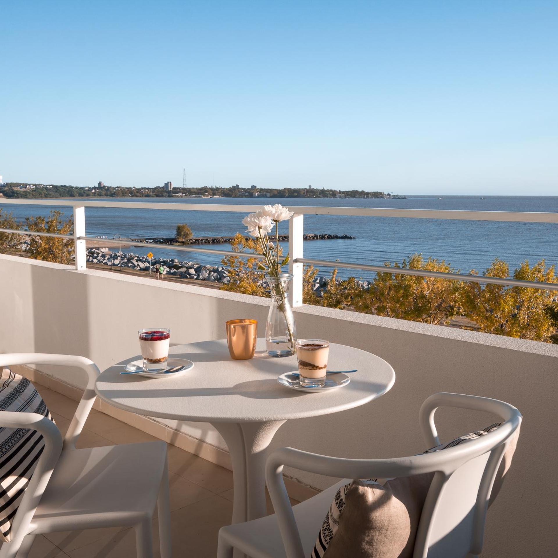Suite con cama extragrande y vistas al río