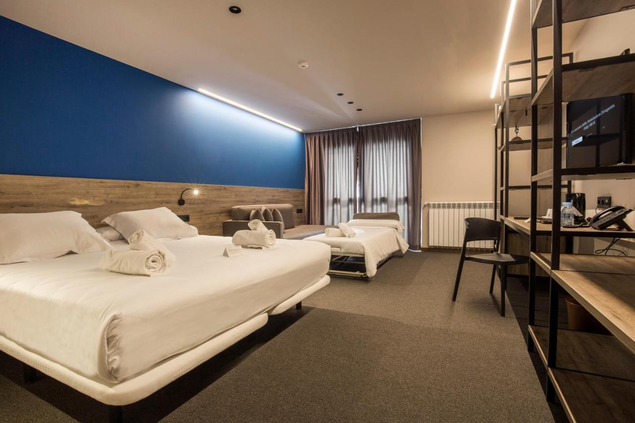 Habitación con cama extragrande y vistas a la montaña