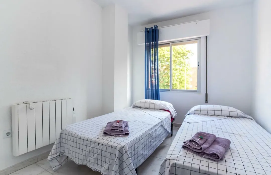 4 Bed-Sleeps 6-Garden-Balcony-Pets-1