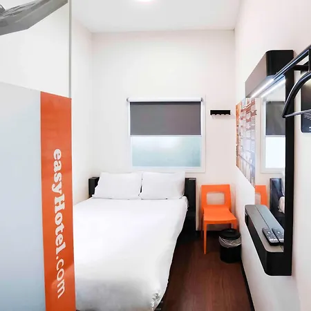 Easyhotel Amsterdam City Centre South-3