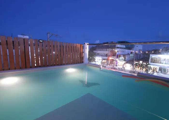 Straw Hat Hostel & Rooftop Bar