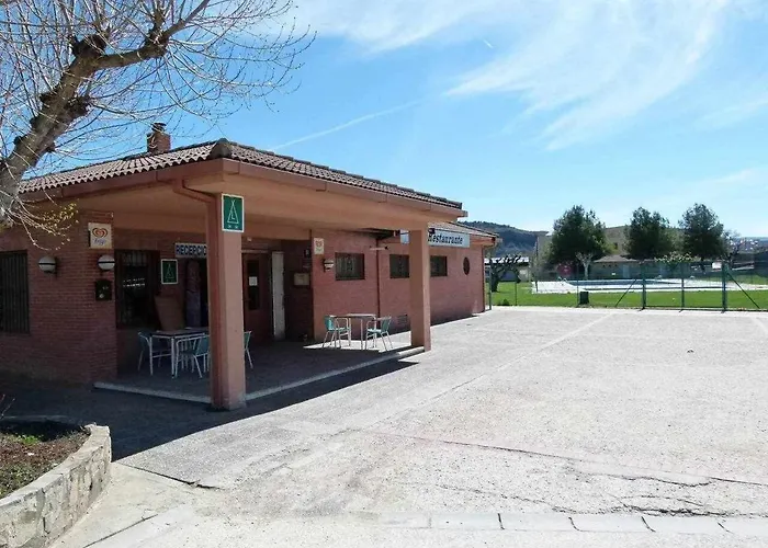 Hotel cerca del colegio: Bungalow & Camping Fuente De Regrustan