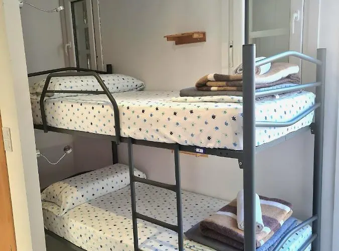 Hotel cerca del colegio: Albergue O Marco