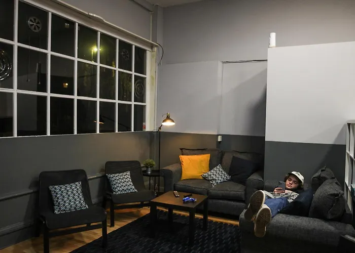 Hotel cerca del colegio: Onefam Waterloo 18-36 Years Old