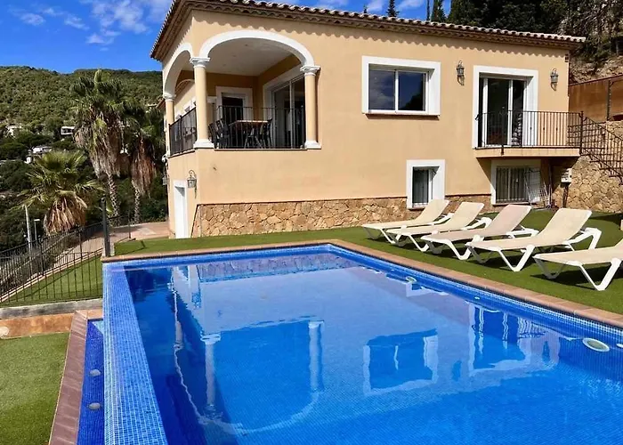Casa Mas Ambros con piscina desbordante