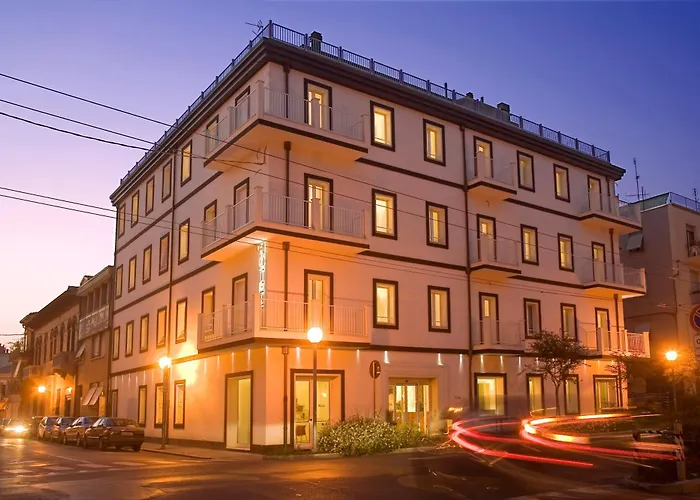 Hotel céntrico: Card International Hotel