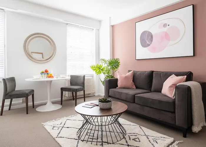  Dolphin House Serviced Apartments
