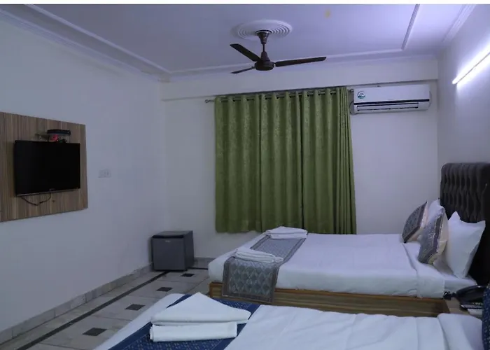 Hotel Star Palace - Near Karol Bagh Metro
