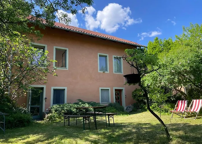 Hotel cerca del colegio: Balazs Guesthouse - In A Green Area, With Our Own Garden - Next To Metro 4 Station