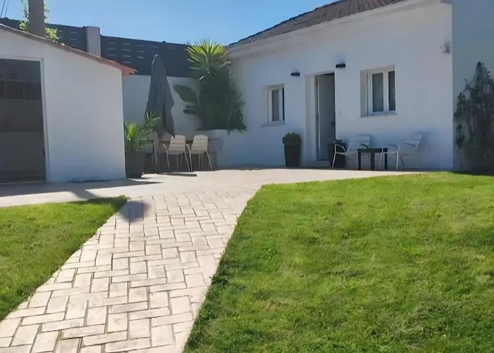 VIVIENDA VACACIONAL LA PERILLANA. Entre lo rural y lo urbano