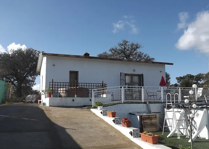 Villa Saudade, casa entre encinas