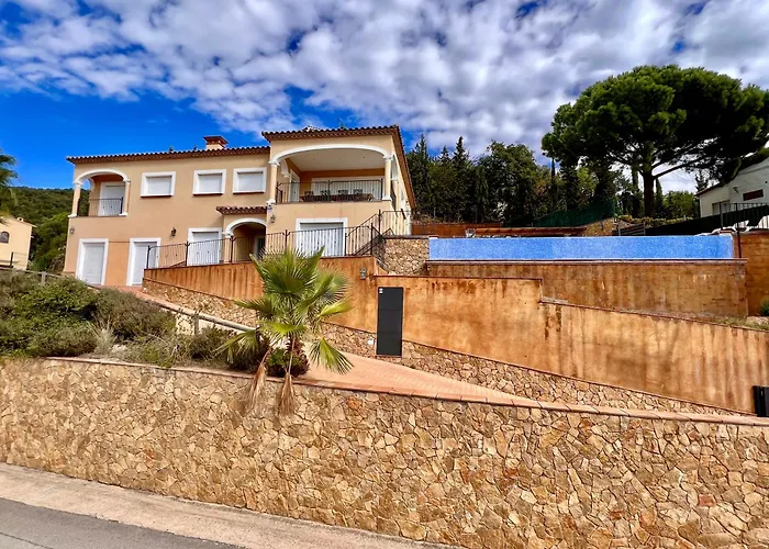 Casa Mas Ambros con piscina desbordante