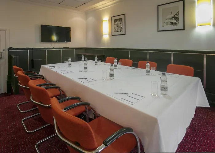 Hotel boutique: The Crown London Hotel, Cricklewood North West London, Worldhotels Distinctive