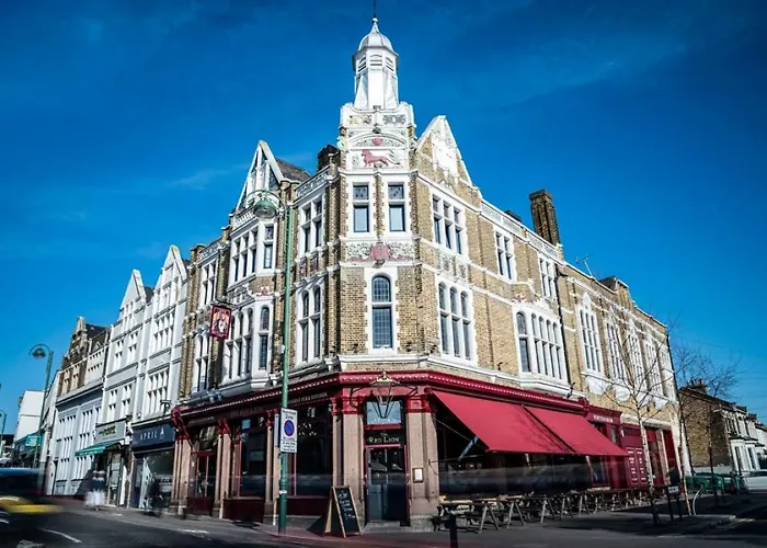 Hotel familiar: The Red Lion Hotel